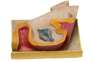 Kurt Hüpfner, Strandstück, 1997, Gips, Ölfarbe, Holz, Sand, 16 × 31 × 22,5 cm, Privatbesitz, Wi ...