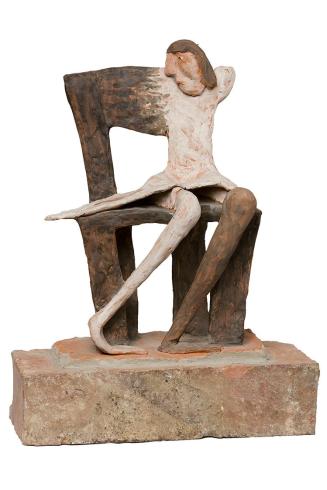 Kurt Hüpfner, Sitzendes Mädchen, 1986, Ziegel, Terrakotta, Engobe, 38 × 28,3 × 13 cm, Privatbes ...
