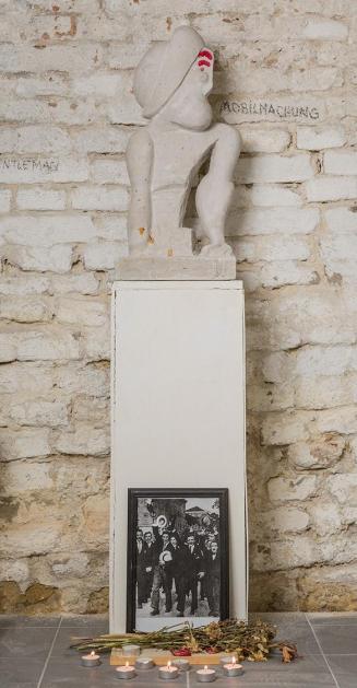 Kurt Hüpfner, Soldat, 2012, Gips, Acryl, Holz, Fotos, Kerzen, getrocknete Blumen, 146 × 31,7 ×  ...