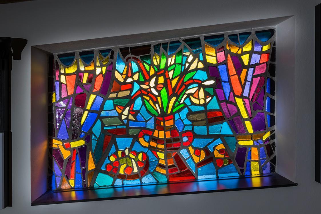 Alfred Wickenburg, Blumenstillleben, 1963, Betonglas in Stahlrahmen, Trapez: 136 × 122 × 204 cm ...